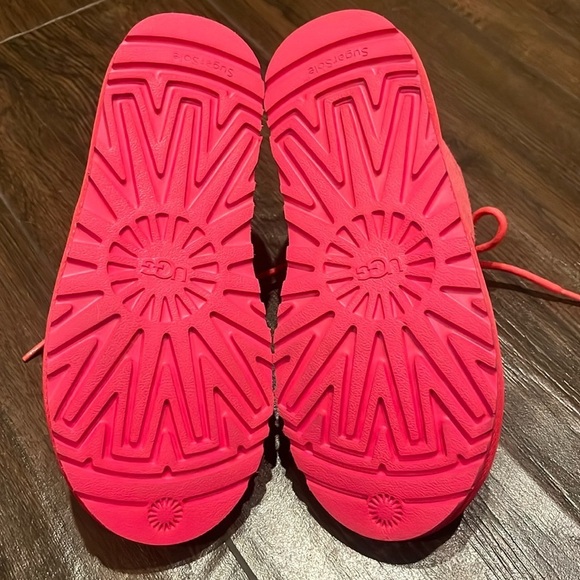 NWT UGG Neumel Boots! - Picture 9 of 9